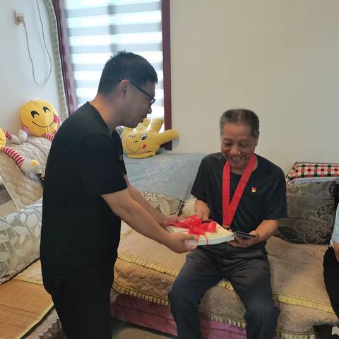 城市管理局开展党史学习教育“我们不会忘记”系列活动——“七一”慰问暨“光荣在党50年”纪念章颁发