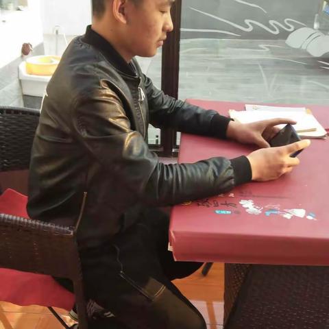 疫情笼罩下的居家少年