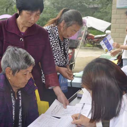 心系贫困户，温情送健康——记涟源市疾控中心健康扶贫义诊活动