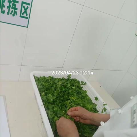 长春一汽解放发动机餐厅4月23日异物挑拣