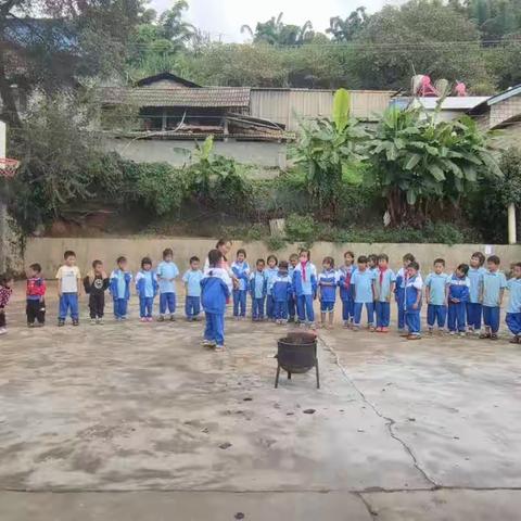 安全记心中——龚家寨小学防火防震安全演练