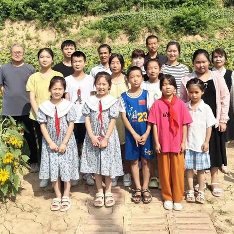 周至县竹峪镇民主村--“大手拉小手                           文明齐步走”