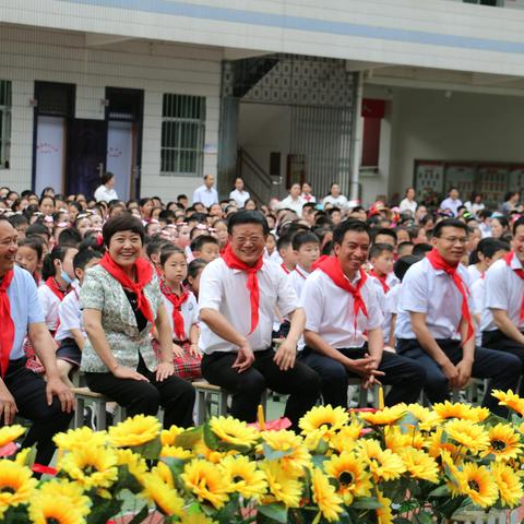 镇安县领导参加城关小学“六一”国际儿童节活动