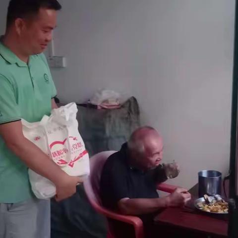 榆红村开展“解忧暖心传承党恩-夏日送清凉”活动