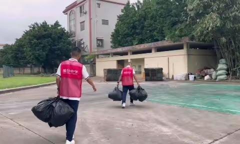 落叶纷纷，志愿在秋——旭日《美丽校园》志愿活动（三12班封杰熙）