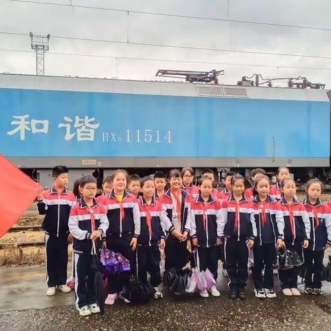 永定小学生走进怀化机务段，认真学习铁路安全知识