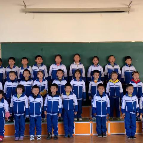 红领巾  心向党—东大寨小学举行同唱一首歌活动