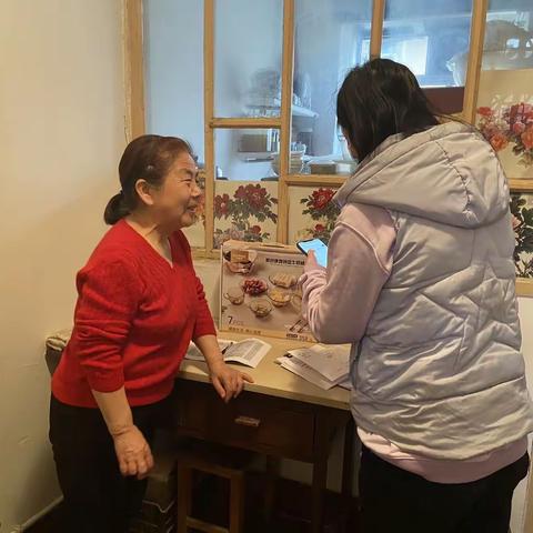 碑林区统计局工作人员到水文二社区进行走访入户调研