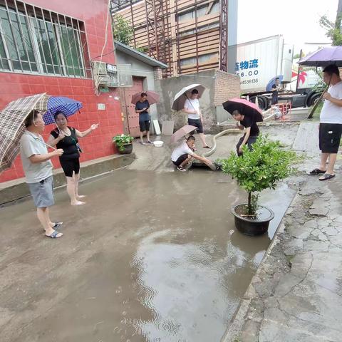 建章路街道北皂河村抗汛抗涝在行动，真情在雨中