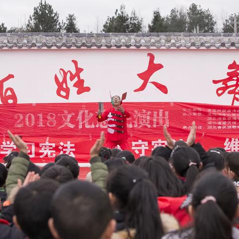 土家族汉子凭刀尖上绝活多年浪迹天涯 如今是湖北省民族歌舞团的耍刀牛人