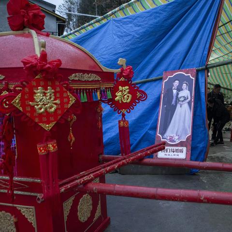 在今冬的第一场雪花飘舞中，周健陶燚喜结连理
