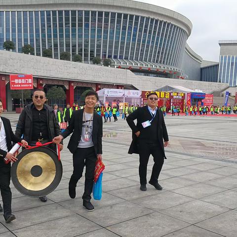 《生活实录：街上的移动广告群》