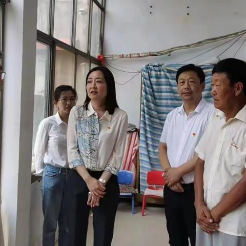 菏泽市农业农村局党组成员、副局长郜洁同志到我镇慰问困难老党员