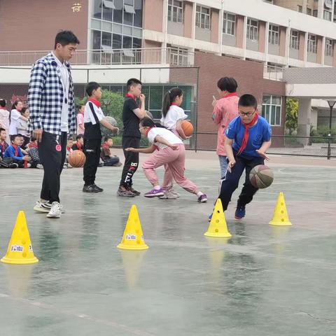 篮球赛上展风彩                                运动场上燃激情              ——经纬小学四年级篮球赛纪实