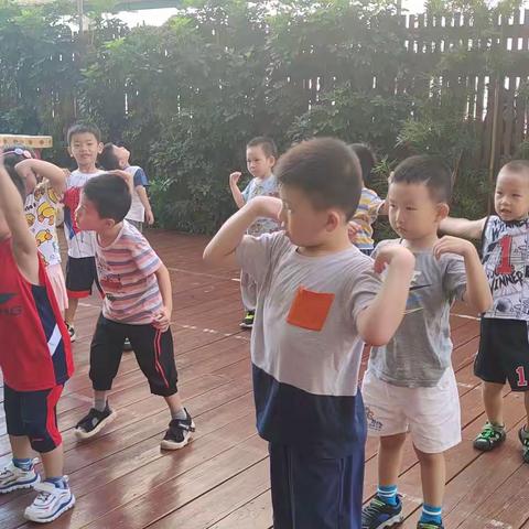 江畔生态幼儿园篮球兴趣班