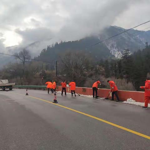 新年新气象，橘红显力量——迭部公路段路域环境整治一直在路上