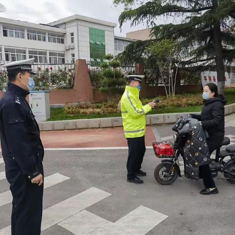 【凝心聚力再出发 交警创城在行动】让道路更通畅 让出行更文明（十）