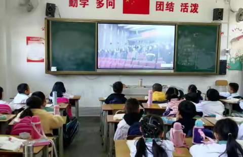 东龙小学组织全体师生收看2021年国家宪法日教育系统“宪法晨读”活动