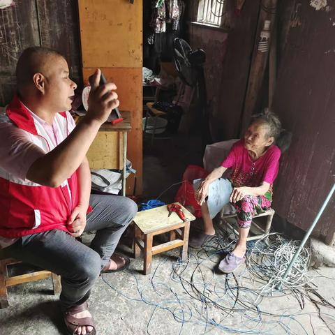 台风“烟花”来袭，乾西乡网格员走在抗台防汛第一线