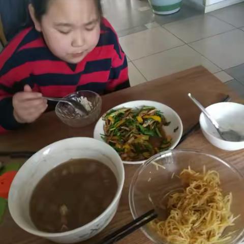 刘锦悦积极完成光盘行动