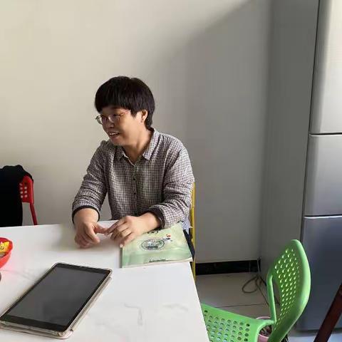 郭村学区太平庄小学两节前慰问退休老教师。 ——中秋慰问显真情，献言献策不忘根