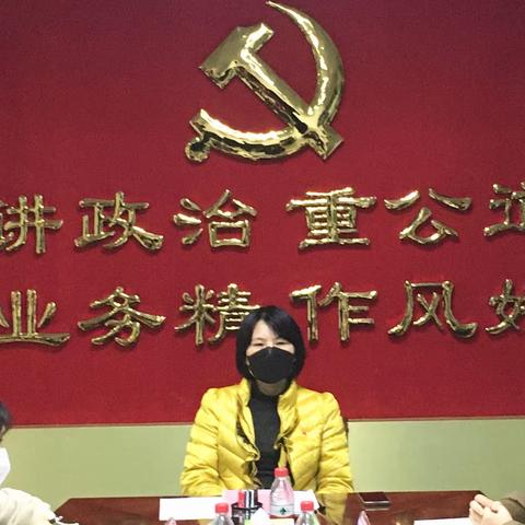 王小燕在美兰区委组织部党支部宣讲党的二十大精神