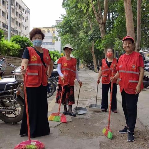 志愿者清扫“垃圾一条街”