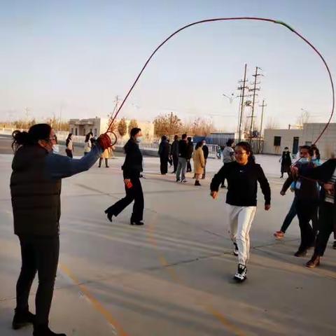 顽强拼搏显身手，绳绳舞动展英姿——库尔勒市第十九中学教职工“8字跳绳”活动