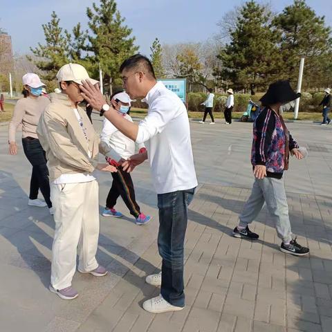 河南省生命关怀协会特聘高级顾问、山东淄博抗癌健身乐园园长李英伟老师为我会癌症康复会会员查功