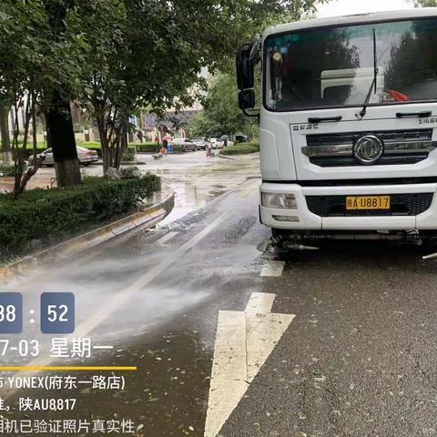 坚守在雨中的环卫工人们用汗水“擦亮”城市“容颜”
