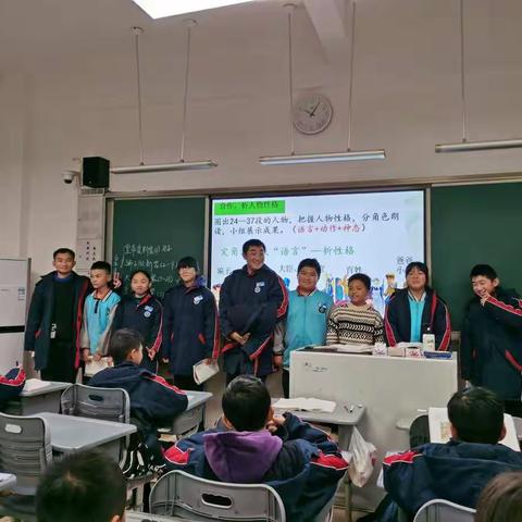 2121班演绎的《皇帝的新装》