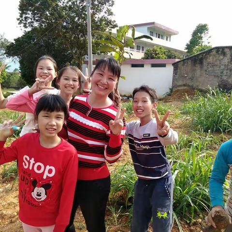 植树节一景:罗镜元山小学师生植树乐！