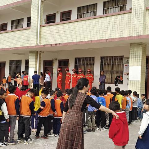 森林防火宣传月--消防知识进校园