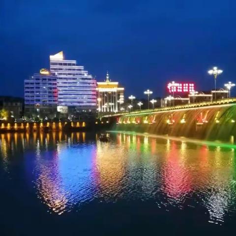 风格独特的水乡夜景，配上雷佳演唱的《世外桃源》怎不让人如梦如幻？（手机摄影：孟冬月圆）