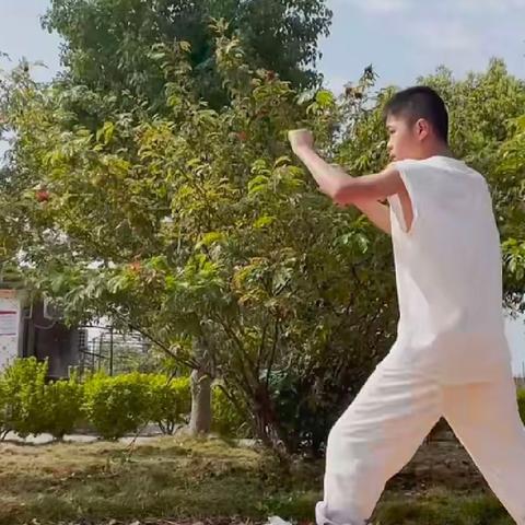武术操 高三六班 李南清 指导老师：张沛轩