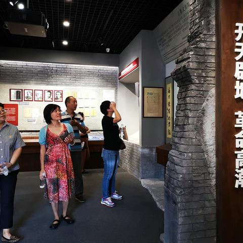 重温入党誓词 追寻光辉起点