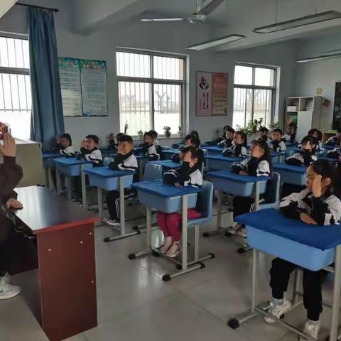 岗上镇庄合小学举行课桌操比赛