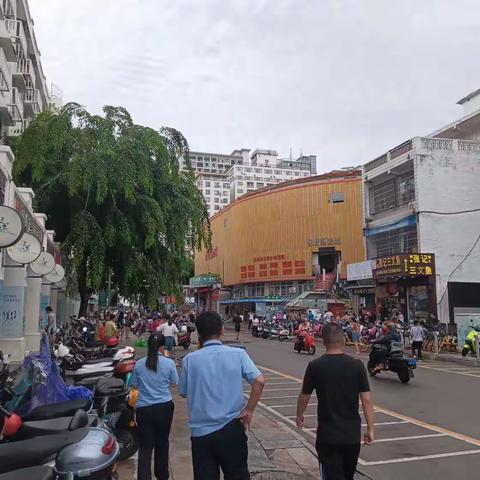 天涯区旅游和文化广电体育局联合相关部门对第一市场周边海鲜市场秩序进行整治。