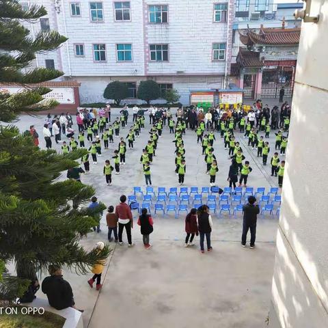 东风教办幼儿园“大手牵小手，快乐玩游戏”亲子运动会2018年12月27日