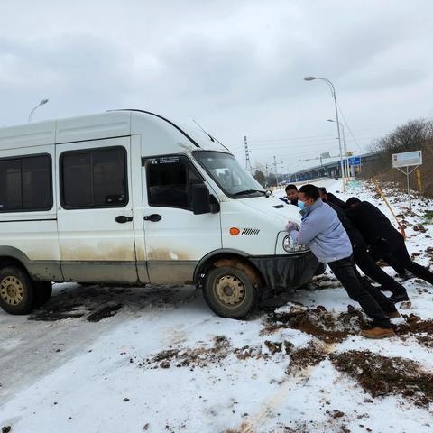 风雪无情人有情，雪中救援暖人心