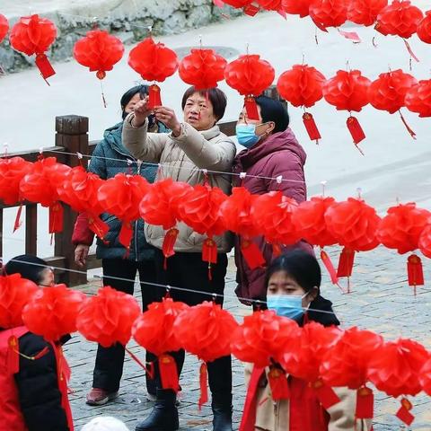 叶坦社区开展“兔年花灯别样红·欢天喜地庆元宵”元宵节猜灯谜活动