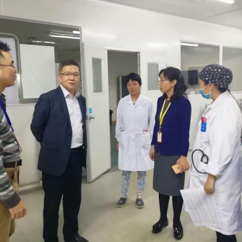 杨毅军院长、王会庆书记带队夜巡医院公共区域卫生情况