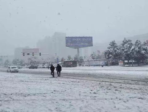 环卫工人除雪忙