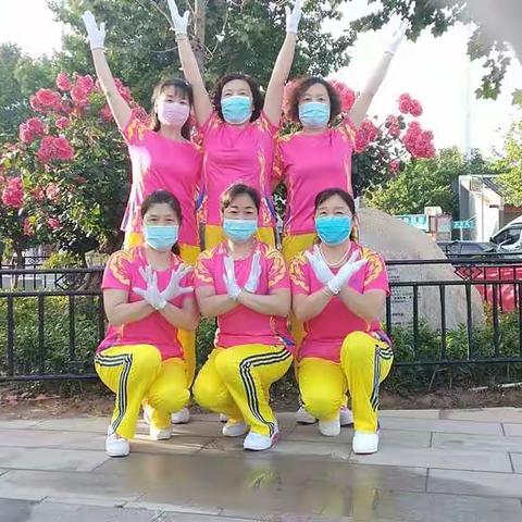 2020年5月10号美女们于文峰广场合影留念，因为疫情大家不得已戴口罩留影😄😄😄