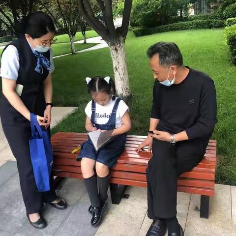 建行西安凤城二路支行开展“和我一起读书”六一社区赠书活动