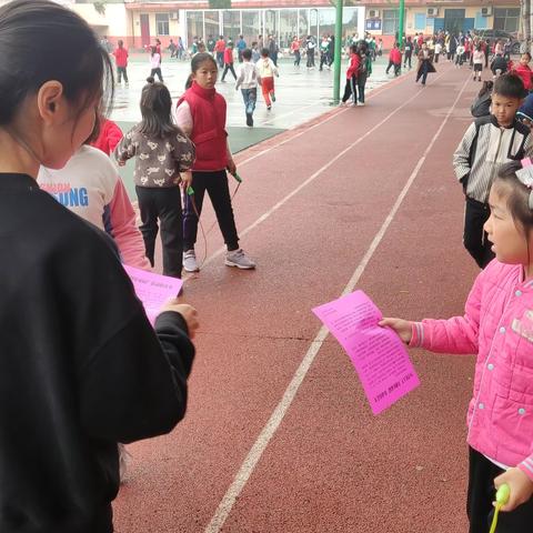 “小手拉大手、共创好家园” ——马头镇组织中小学校开展环境整治宣传活动