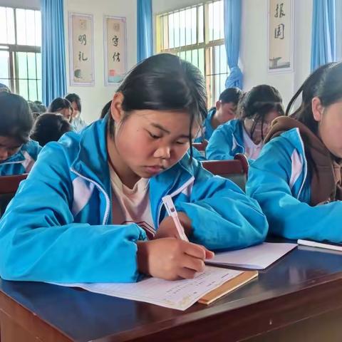 品味文字之乐 共享读书之美 ——黔西市雨朵中学第一届“美满雨中”读书节现场作文比赛