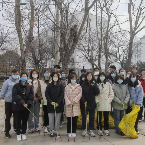 文昌里社区组织大学生志愿者开展河道清理活动