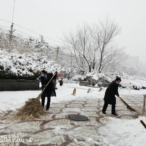 农行开发区支行营业室：铲雪除冰，“农”情守护