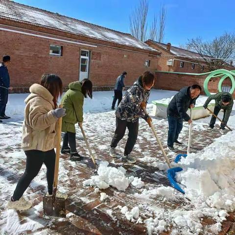 园丁情系花朵 汗水融化冰雪——东望山九年制学校校园清雪纪实